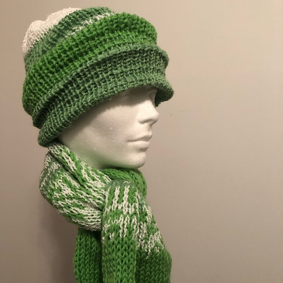 Knitted hats & scarf 🧣. - Picture 7 of 8